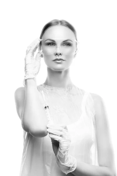 Kadın Hemşirenin Stüdyo Portresi Şırınga Hazırlayan Doktor Zole Edilmiş Beyaz — Stok fotoğraf