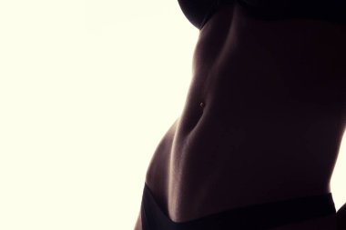 Mükemmel kadın göbeğinin piercingli fotoğrafı.