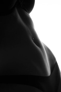 Mükemmel kadın göbeğinin piercingli fotoğrafı.