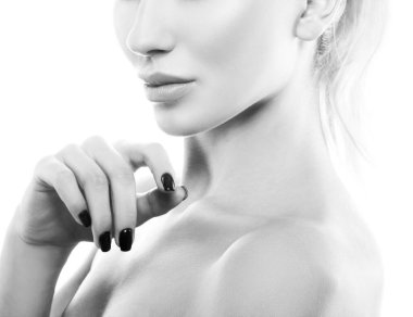 Mükemmel dudaklar, dudak banyosu, dolgu malzemesi, botoks, estetik ameliyat modeli kadın yüzü. Doğal makyaj, sağlıklı cilt. Cilt bakımı kozmetoloji konsepti. İzole edilmiş. Tek Renkli