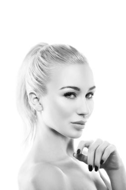 Güzel, yakın plan bir kadın güzel bir yüz, doğal bir makyaj, temiz bir ten, eli çeneye yakın. Seksi, çekici, modern kadın, dudak dolgusu. Tek Renkli