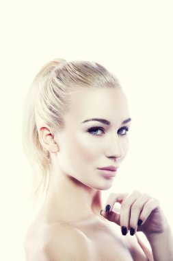 Güzel, yakın plan bir kadın güzel bir yüz, doğal bir makyaj, temiz bir ten, eli çeneye yakın. Seksi, çekici, modern kadın, dudak şekillendirici.