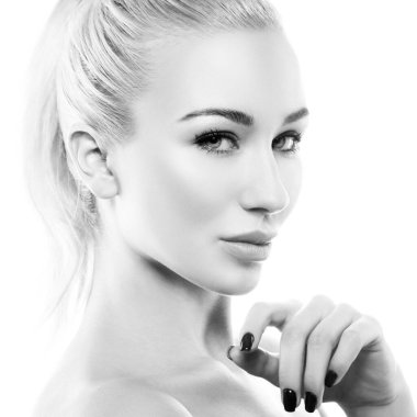 Yakından örnek kız güzellik suratı. Temiz ten, doğal çıplak makyaj, mavi gözler, mükemmel dudaklar. Yüz bakımı konsepti. Tek Renkli