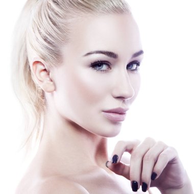 Yakından örnek kız güzellik suratı. Temiz ten, doğal çıplak makyaj, mavi gözler, mükemmel dudaklar. Yüz tedavisi kavramı