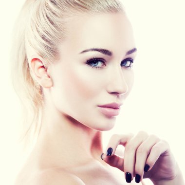 Yakından örnek kız güzellik suratı. Temiz ten, doğal çıplak makyaj, mavi gözler, mükemmel dudaklar. Yüz tedavisi kavramı
