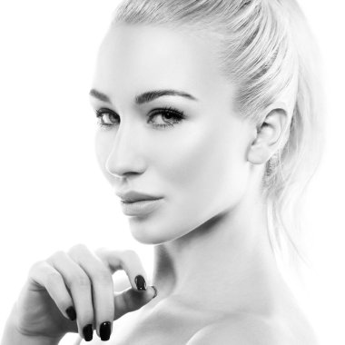 Yakından örnek kız güzellik suratı. Temiz ten, doğal çıplak makyaj, mavi gözler, mükemmel dudaklar. Yüz bakımı konsepti. Tek Renkli