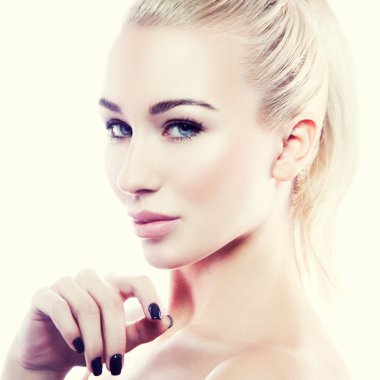 Yakından örnek kız güzellik suratı. Temiz ten, doğal çıplak makyaj, mavi gözler, mükemmel dudaklar. Yüz tedavisi kavramı