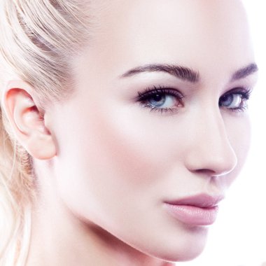 Yakından örnek kız güzellik suratı. Temiz ten, doğal çıplak makyaj, mavi gözler, mükemmel dudaklar. Yüz tedavisi kavramı
