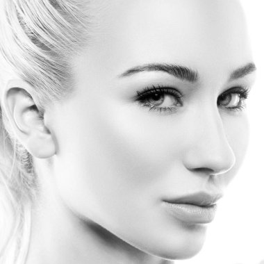 Model kadının yakın plan güzel yüzü, mükemmel cilt, dudaklar, makyaj. Tek Renkli