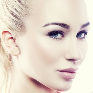 Yakından örnek kız güzellik suratı. Temiz ten, doğal çıplak makyaj, mavi gözler, mükemmel dudaklar. Yüz tedavisi kavramı