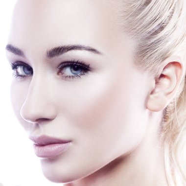 Yakından örnek kız güzellik suratı. Temiz ten, doğal çıplak makyaj, mavi gözler, mükemmel dudaklar. Yüz tedavisi kavramı