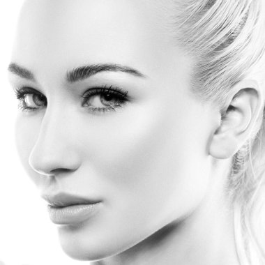 Yakından örnek kız güzellik suratı. Temiz ten, doğal çıplak makyaj, mavi gözler, mükemmel dudaklar. Yüz bakımı konsepti. Tek Renkli