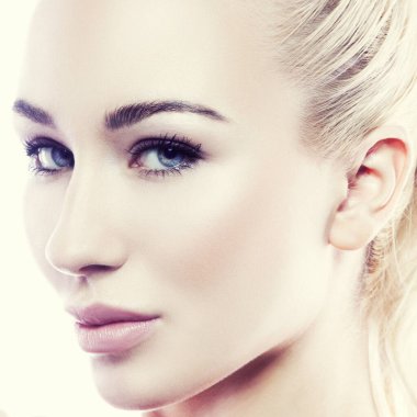 Yakından örnek kız güzellik suratı. Temiz ten, doğal çıplak makyaj, mavi gözler, mükemmel dudaklar. Yüz tedavisi kavramı