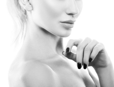 Mükemmel dudaklar, dudak banyosu, dolgu malzemesi, botoks, estetik ameliyat modeli kadın yüzü. Doğal makyaj, sağlıklı cilt. Cilt bakımı kozmetoloji konsepti. İzole edilmiş. Tek Renkli