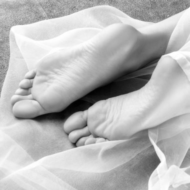 Çıplak ayaklı, kadın ayaklı, pürüzsüz tenli. Vücut bakımı kavramı