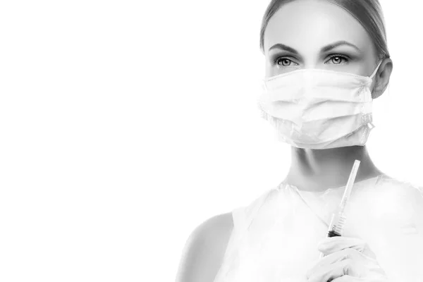 美しい若い女性医師 看護師 美容師 歯科医の顔を保護マスクを保持注射器を身に着けている スタジオ ポートレート ヘルスケアの概念 — ストック写真