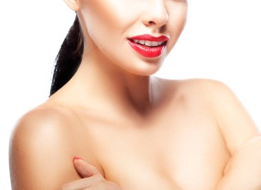 Dudaklar, boyun, omuzlar. Açık tenli, güzel, esmer bir kadın yüzü. Mükemmel kırmızı dudaklı, parlak makyajlı güzel bir kız.