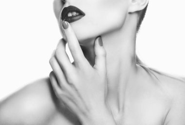 Dudaklar. Kırmızı ruj makyajlı güzel bir kadın yüzü, kusursuz sağlıklı bir cilt.