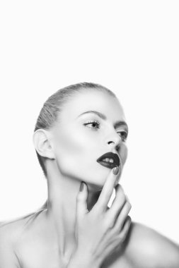 Beauty Woman mankeni yakın plan portreye bakıyor. Mükemmel Taze Taze Cildi, Parlak Makyajlı Güzel Manken Kız. İzole edilmiş. Beyaz arkaplan