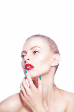 Beauty Woman mankeni yakın plan portreye bakıyor. Mükemmel Taze Taze Cildi, Parlak Makyajlı Güzel Manken Kız. İzole edilmiş. Beyaz arkaplan