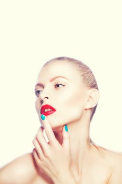 Beauty Woman mankeni yakın plan portreye bakıyor. Mükemmel Taze Taze Cildi, Parlak Makyajlı Güzel Manken Kız. İzole edilmiş. Beyaz arkaplan