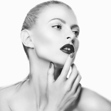 Beauty Woman mankeni yakın plan portreye bakıyor. Mükemmel Taze Taze Cildi, Parlak Makyajlı Güzel Manken Kız. İzole edilmiş. Beyaz arkaplan