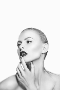 Beauty Woman mankeni yakın plan portreye bakıyor. Mükemmel Taze Taze Cildi, Parlak Makyajlı Güzel Manken Kız. İzole edilmiş. Beyaz arkaplan