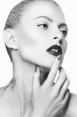 Beauty Woman mankeni yakın plan portreye bakıyor. Mükemmel Taze Taze Cildi, Parlak Makyajlı Güzel Manken Kız. İzole edilmiş. Beyaz arkaplan