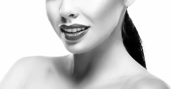 完璧な肌で美しい笑顔の女性の顔 隔離された 健康な肌 明るい化粧 モノクローム — ストック写真