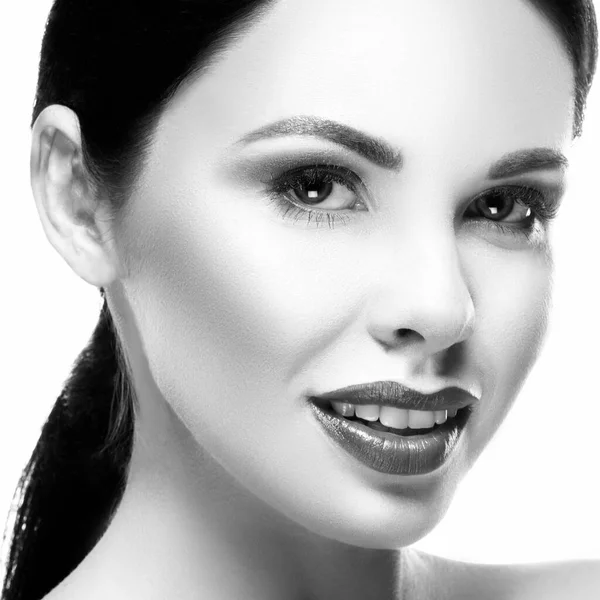 Piękno Uśmiechnięta Kobieta Twarz Idealną Skórą Odizolowany Zdrowa Skóra Makijaż — Zdjęcie stockowe