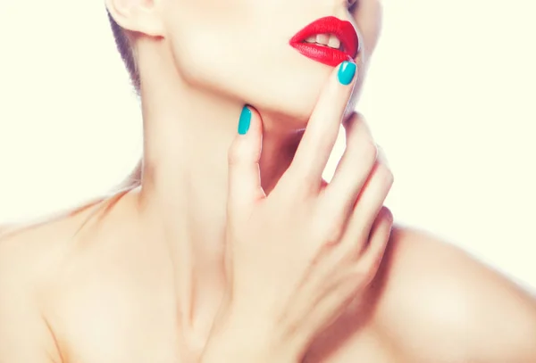 赤い唇 赤い口紅のメイク きれいな完璧な健康的な肌と美容女性の顔 — ストック写真
