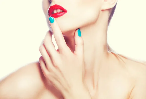 赤い唇 赤い口紅のメイク きれいな完璧な健康的な肌と美容女性の顔 — ストック写真