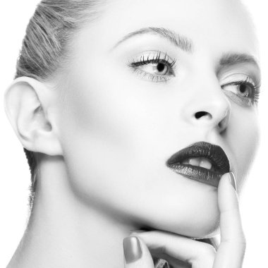 Güzellik. Parlak makyajlı, mükemmel sağlıklı ciltli genç bir kadının yüzü. Dudakların yanında el ele tutuşun.