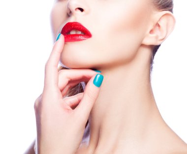 Güzellik. Parlak makyajlı, mükemmel sağlıklı ciltli genç bir kadının yüzü. Dudakların yanında el ele tutuşun.