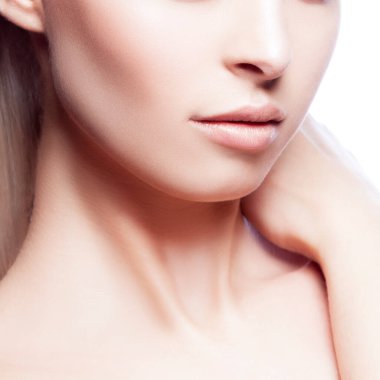 Güzellik. Güzel, genç bir kadın model, yakından çekilmiş bir portre. Sağlıklı cilt, doğal makyaj. İzole stüdyo