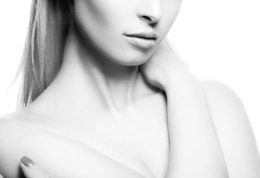 Güzellik. Güzel, genç bir kadın model, yakından çekilmiş bir portre. Sağlıklı cilt, doğal makyaj. İzole stüdyo