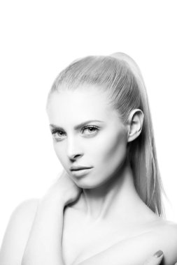 Güzellik. Güzel, genç bir kadın model, yakından çekilmiş bir portre. Sağlıklı cilt, doğal makyaj. İzole stüdyo