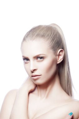 Güzellik. Güzel, genç bir kadın model, yakından çekilmiş bir portre. Sağlıklı cilt, doğal makyaj. İzole stüdyo