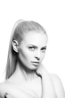 Güzellik. Güzel, genç bir kadın model, yakından çekilmiş bir portre. Sağlıklı cilt, doğal makyaj. İzole stüdyo