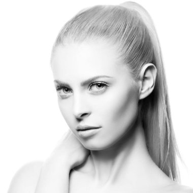 Güzellik. Güzel, genç bir kadın model, yakından çekilmiş bir portre. Sağlıklı cilt, doğal makyaj. İzole stüdyo