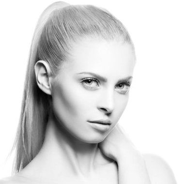 Güzellik. Güzel, genç bir kadın model, yakından çekilmiş bir portre. Sağlıklı cilt, doğal makyaj. İzole stüdyo