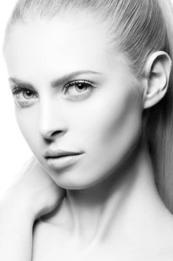 Güzellik. Güzel, genç bir kadın model, yakından çekilmiş bir portre. Sağlıklı cilt, doğal makyaj. İzole stüdyo