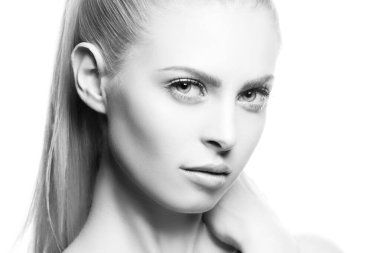 Güzellik. Güzel, genç bir kadın model, yakından çekilmiş bir portre. Sağlıklı cilt, doğal makyaj. İzole stüdyo