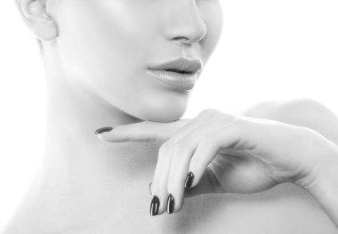 Beyaz arka planda sağlıklı cilde sahip genç ve güzel bir kadının güzellik stüdyosu portresi. Doğal makyaj malzemesi. Yüzü yakın çekim