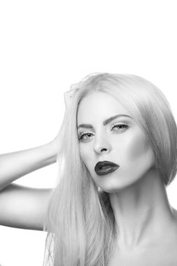 Akşam makyajı ve rujuyla güzel bir kadının yakın plan güzel yüzü. Moda ve makyaj konsepti.