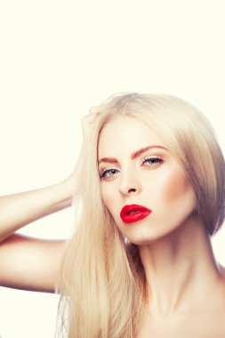 Akşam makyajı ve rujuyla güzel bir kadının yakın plan güzel yüzü. Moda ve makyaj konsepti.