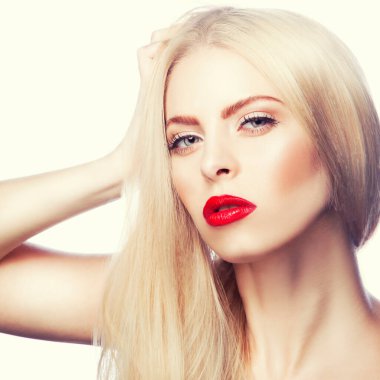 Akşam makyajı ve rujuyla güzel bir kadının yakın plan güzel yüzü. Moda ve makyaj konsepti.