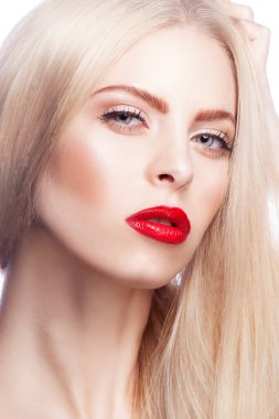 Akşam makyajı ve rujuyla güzel bir kadının yakın plan güzel yüzü. Moda ve makyaj konsepti.