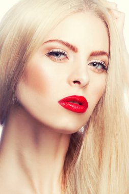 Akşam makyajı ve rujuyla güzel bir kadının yakın plan güzel yüzü. Moda ve makyaj konsepti.