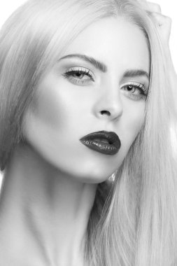 Akşam makyajı ve rujuyla güzel bir kadının yakın plan güzel yüzü. Moda ve makyaj konsepti.